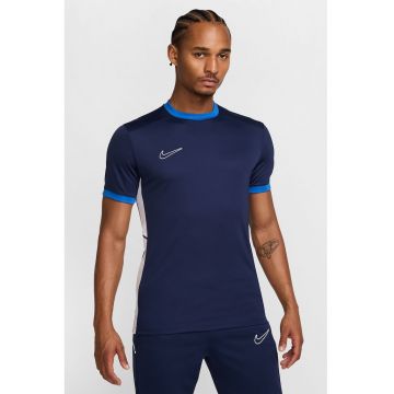 Ticou cu decolteu la baza gatului - pentru fotbal