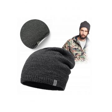 Caciula de iarna -  16022-030 - grafit - 100% acrilic - cu captuseala din fleece - elastica - stil universal - nu provoaca iritatii - usor de intretinut - rezistenta la inghet - pentru barbati - ideala pentru plimbarile de iarna - fara pompom - marime 56