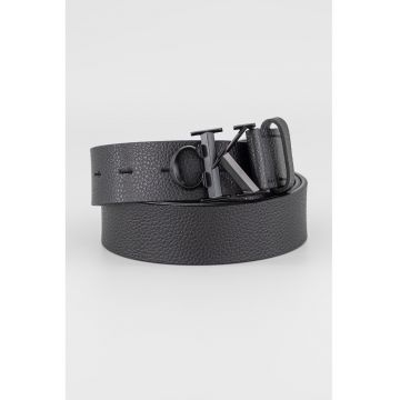 Curea din piele cu logo metalic