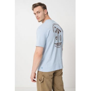 Tricou cu decolteu la baza gatului si imprimeu pe spate - Albastru pastel/Maro inchis