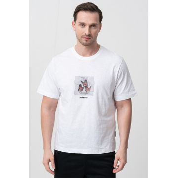 Tricou cu imprimeu grafic si decolteu la baza gatului - Alb/Negru/Rosu stins