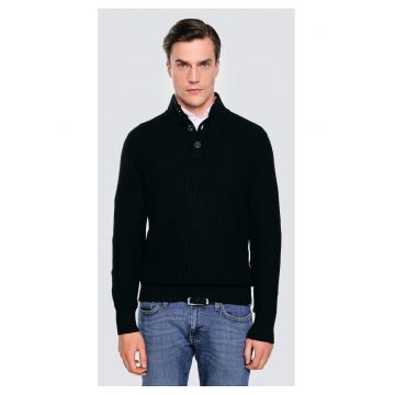 Pulover cu guler inalt si nasturi