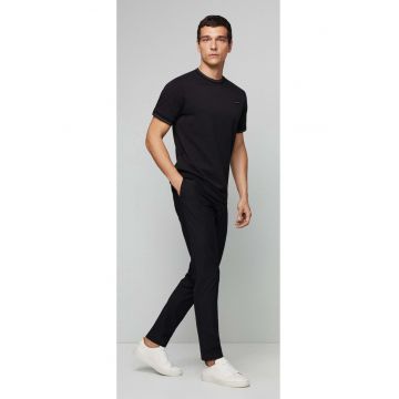 Tricou cu decolteu la baza gatului - Negru