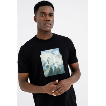 Tricou cu decolteu la baza gatului si imprimeu foto - Albastru lavanda/Negru/Verde feriga