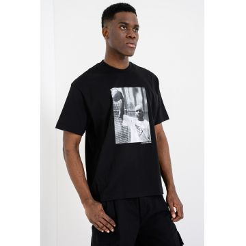Tricou cu decolteu la baza gatului si imprimeu foto Allen Ivenrson - Negru/Gri