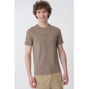 Tricou cu decolteu la baza gatului si imprimeu logo - Maro inchis