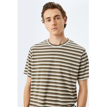 Tricou cu decolteu la baza gatului si model in dungi - Maro inchis/Alb murdar