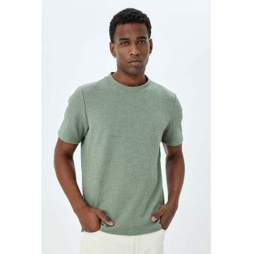 Tricou cu decolteu la baza gatului si model uni - Verde pal