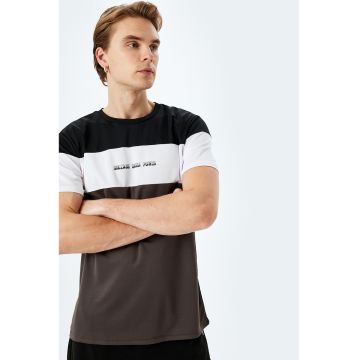 Tricou cu decolteu la baza gatului si text - Alb/Maro inchis/Negru