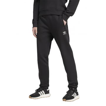 Pantaloni de trening slim fit cu buzunare Trefoil Essentials - Alb murdar/Gri antracit