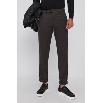 Sisley Pantaloni bărbați, culoarea maro, mulat