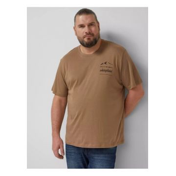 Big Sizes Tricou barbati big sizes - cu decolteu la baza gatului si imprimeu cu text - Maro