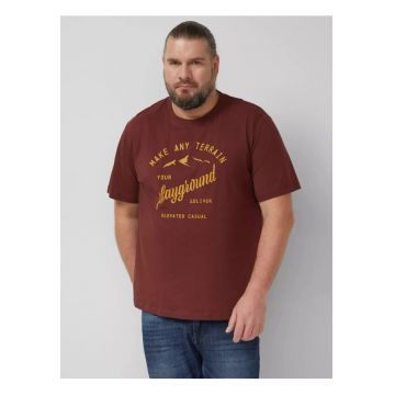 Big Sizes Tricou barbati big sizes - cu decolteu la baza gatului si imprimeu cu text - Rosu inchis