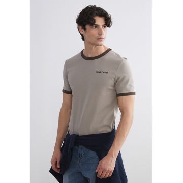 Tricou slim fit cu detaliu cu broderie text - Maro taupe