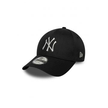 Sapca cu logo metalic 9Forty NY Yankees - Negru/Alb optic
