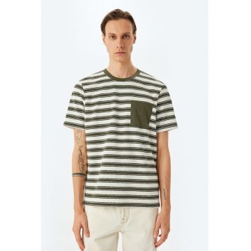 Tricou cu dungi si buzunar pe piept