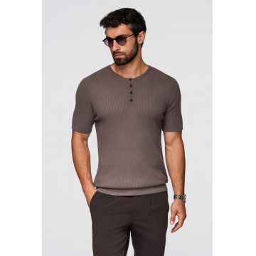 Tricou slim fit cu striatii si decolteu henley - Maro taupe