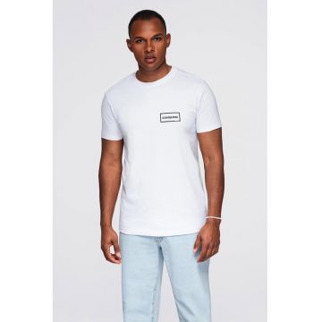 Tricou cu decolteu la baza gatului si detaliu cu logo pe piept - Alb