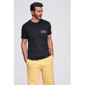 Tricou cu decolteu la baza gatului si detaliu cu logo pe piept - Negru