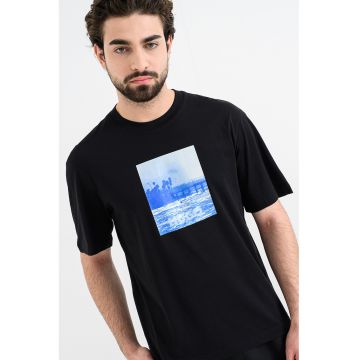 Tricou cu decolteu la baza gatului si imprimeu Noctornix - Negru/Albastru