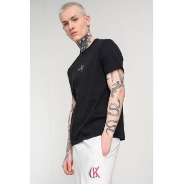 Tricou cu decolteu la baza gatului si logo - Negru