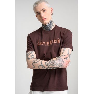 Tricou de bumbac cu decolteu la baza gatului si logo - Maro inchis