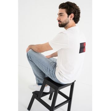 Camasa cu decolteu la baza gatului si logo Danoto - Alb/Negru/Rosu inchis