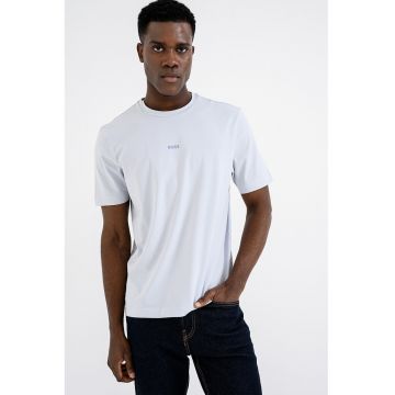 Tricou cu decolteu la baza gatului si logo discret