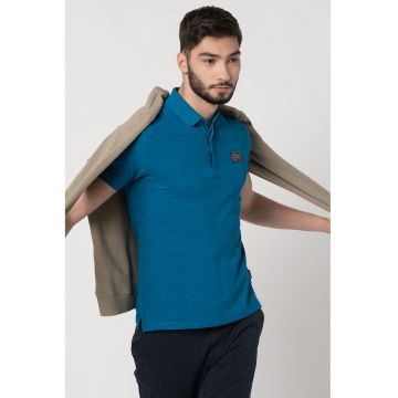 Tricou polo cu aplicatie brodata pe piept Ebea - Albastru