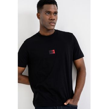 Tricou slim fit cu decolteu la baza gatului Danotie - Negru/Rosu inchis