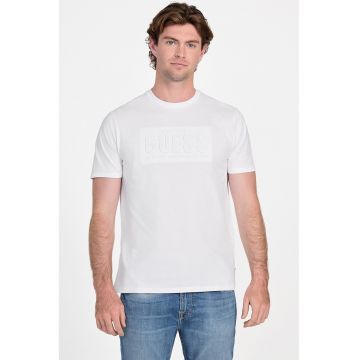 Tricou cu decolteu la baza gatului si imprimeu logo