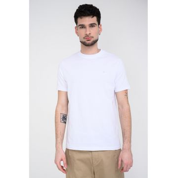 Tricou cu decolteu la baza gatului si detaliu cu logo metalic - Alb