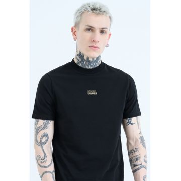 Tricou cu decolteu la baza gatului si imprimeu logo discret - Negru