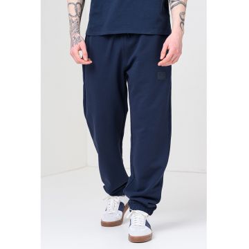 Pantaloni de trening relaxed fit Silicon Badge - Bleumarin