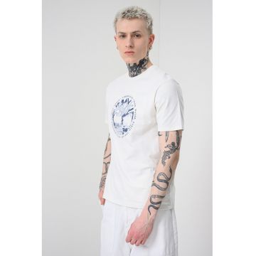 Tricou cu decolteu la baza gatului si imprimeu - Alb/Albastru inchis