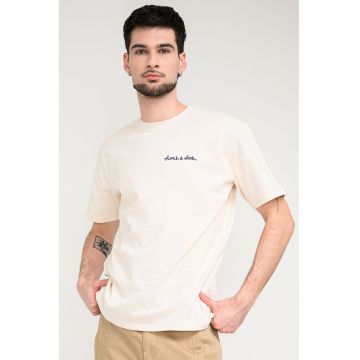 Tricou cu decolteu la baza gatuui si logo - Bej deschis
