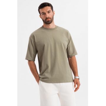 Tricou lejer cu decolteu la baza gatului