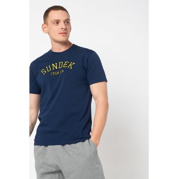 Tricou cu decolteu la baza gatului si imprimeu logo Dom