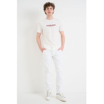 Tricou cu decolteu la baza gatului si logo - Alb