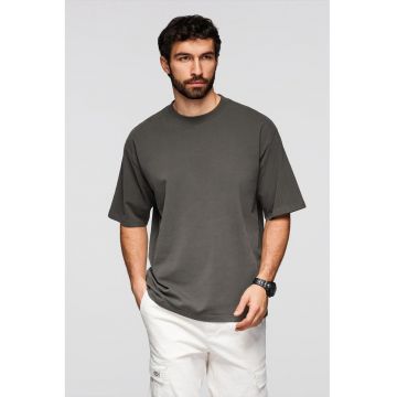 Tricou lejer cu decolteu la baza gatului