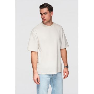 Tricou lejer cu decolteu la baza gatului