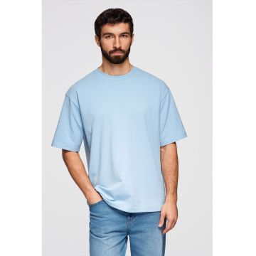 Tricou lejer cu decolteu la baza gatului