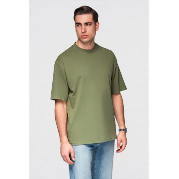 Tricou lejer cu decolteu la baza gatului