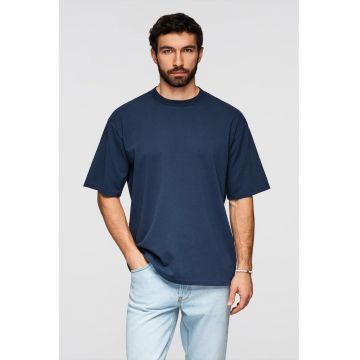 Tricou lejer cu decolteu la baza gatului