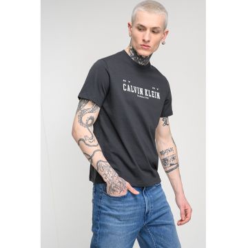 Tricou de bumbac cu decolteu la baza gatului si logo - Negru