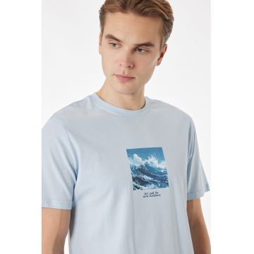 Tricou cu decolteu la baza gatului si imprimeu grafic - Albastru deschis