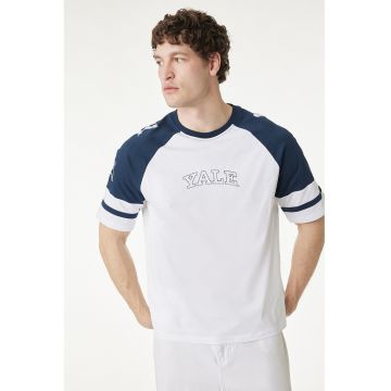 Tricou cu decolteu la baza gatului si imprimeu text - Alb