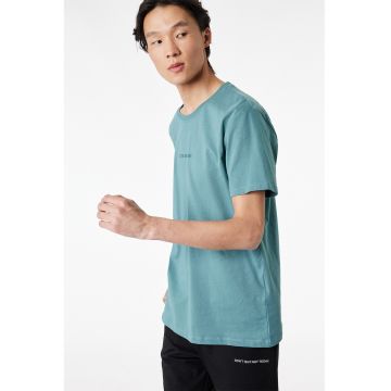 Tricou cu decolteu la baza gatului si imprimeu text - Albastru petrol