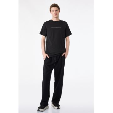 Tricou cu decolteu la baza gatului si imprimeu text - Negru