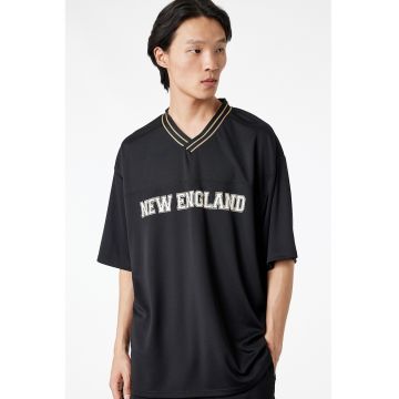 Tricou lejer cu text si decolteu in V - Negru/Alb murdar